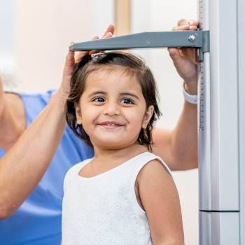 Cómo hacer crecer a un niño de baja estatura