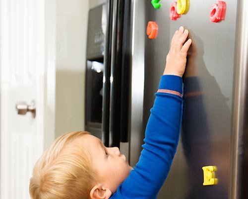 Aprender el abecedario con imanes de letras