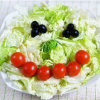 Ensalada con sonrisa de tomatitos para niños