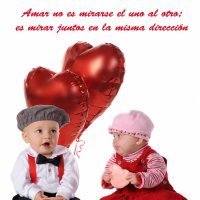 Niños con un globo de corazón. Frases de amor para motivar