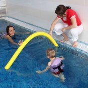 8. Primeros desplazamientos del bebé por el agua