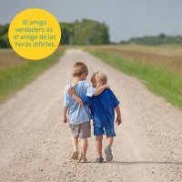 Frases de amistad para niños. Amigos consolándose