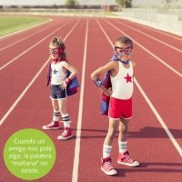 Frases de amistad para niños. Amigas jugando con una manzana