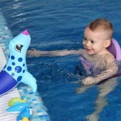 9. El bebé ya no necesita la ayuda de su madre en el agua
