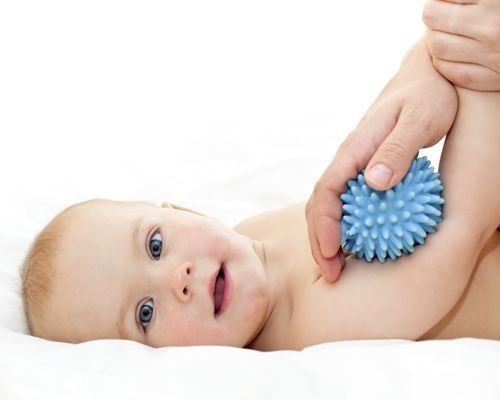 9. Masajea todo el cuerpo del bebé con una pelota