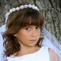 Peinados de Primera Comunión para niñas. Melena con corona de flores