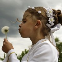 Peinados de Primera Comunión para niñas. Moño trenzado con flores