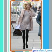 La actriz Sienna Miller embarazada con vestido y abrigo rosa palo