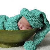 Bebé dormido en un frutero