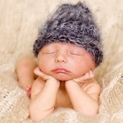 Un bebé dormido... o muy atento