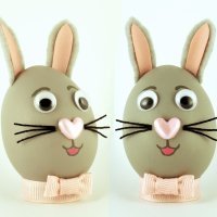 Decorar huevos con carita de conejo
