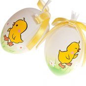 Decorar el huevo de Pascua con pollitos