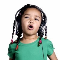 Cantar, tocar un instrumento y bailar