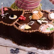 Tarta para el cumpleaños de los niños. Un osito