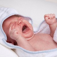 Las causas de los cólicos del bebé lactante