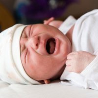 Cómo aliviar con reflexología el cólico del lactante