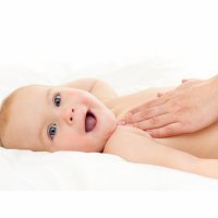 Masajes para bebés. Vídeos para aprender a hacerlos paso a paso