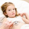 Bebés y niños con neumonia