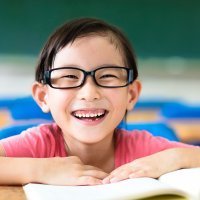Niños y bebés con gafas