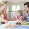 Los beneficios para los niños de comer en familia