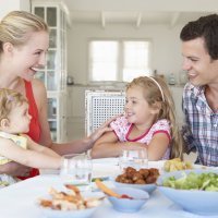 Los beneficios para los niños de comer en familia