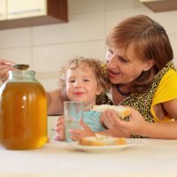 ¿La miel es buena para calmar la tos de los niños?