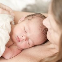 El recién nacido que no quiere separarse de su madre