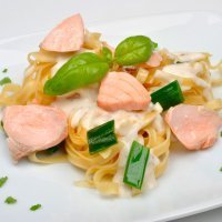 Pasta con salmón y bechamel. Receta rápida para los niños