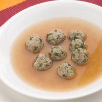 Sopa de albóndigas en miniaturas para los niños