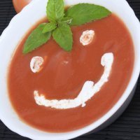 Sopa de tomate con carita sonriente