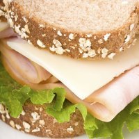 Sándwich integral de pavo y queso a las finas hierbas