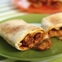 Filloas saladas rellenas de chorizo frito