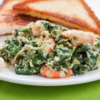 Revuelto de gambas con espinacas, ligero y nutritivo