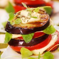 Torre de berenjena con tomate y parmesano al horno