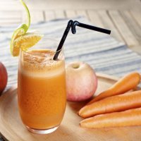 Zumo de zanahoria, manzana y naranja, lleno de vitaminas