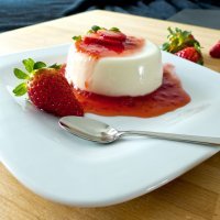 Panacota con salsa de fresas. Un postre italiano para los niños