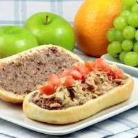 Tosta de atún con tomates cherry, merienda rápida y sana