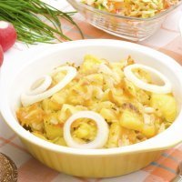 Patatas estofadas con verduras, comida vegetariana completa