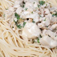Espaguetis de pollo en salsa bechamel. Receta rápida para niños
