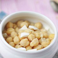 Sopa de garbanzos y huevo cocido para niños