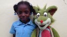 Fredo Fox visita una escuela en República Dominicana