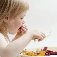 Enseñar a los niños a masticar o a comer sólidos