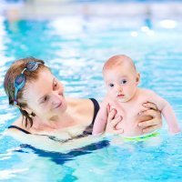 Con qué frecuencia llevar a los bebés a la piscina