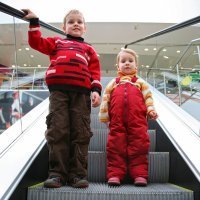 Padre que pierde de vista por un instante a su hijo en unas escaleras