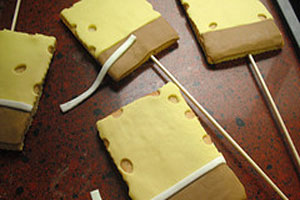 Agregar el fondant a la galleta de Bob Esponja