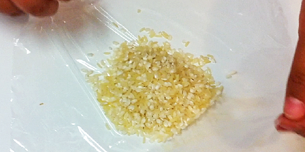 Depositar el arroz en el centro del papel film