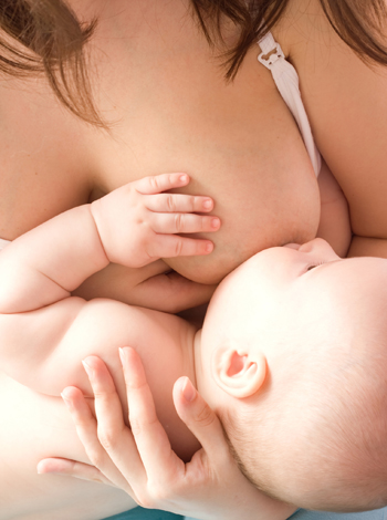 Madre amamantando a su bebé