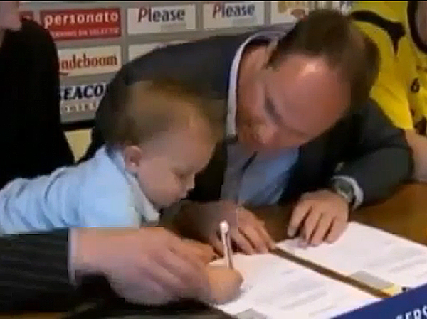 Vídeo del bebé fichado por equipo de fútbol de primera división