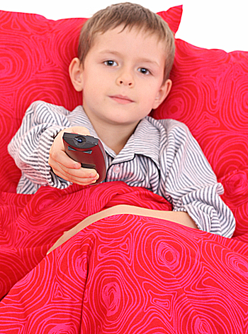 Niño ve la televisión en su habitación