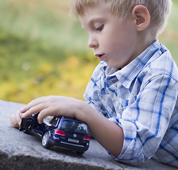 Niños viajan en coche